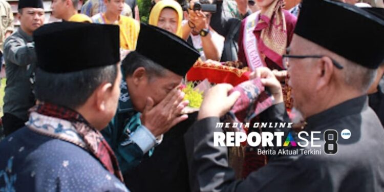Selendang Kehormatan dan Seloko Adat Hiasai Penyembutan Gubernur dan Wakil Gubernur Jambi di Bandara Sultan Thaha