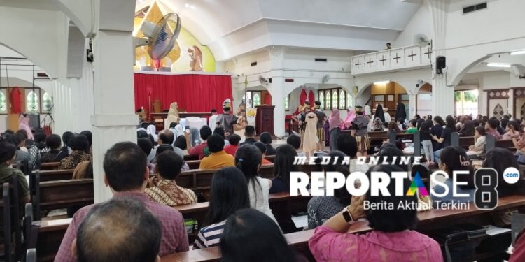 Gereja Katolik Santa Teresia Jambi Sajikan Tablo Jalan Salib