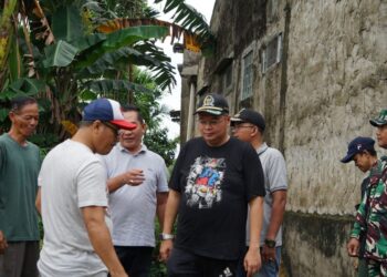 Tinjau Longsor dan Drainase Rusak di Danau Sipin, Kemas Farid Alfarelly Janji Percepatan Perbaikan