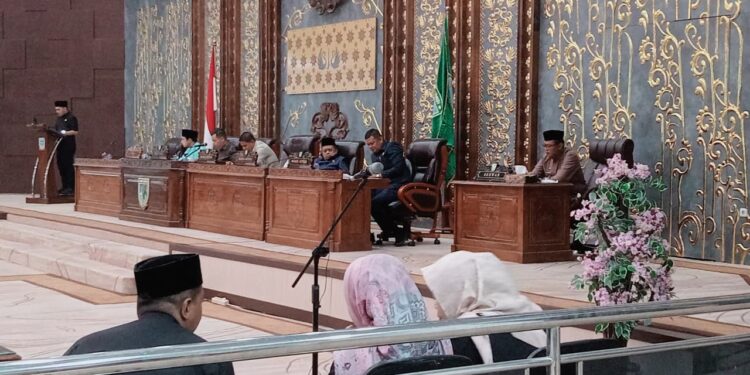 Kemas Farid Alfarelly Pimpin Rapat Paripurna Terkait LKPJ Pemkot 2024