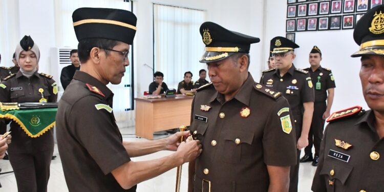 Dalam Meningkatkan Kinerja Kajati Jambi Dr. Hermon Dekristo,SH.,MH Lantik dan Ambil Sumpah 6 Pejabat Eselon III