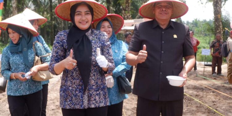 Ketua PKK Kabupaten Muara Jambi Ririn Novianty Hadiri Penanaman Jagung