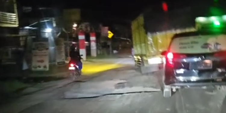 Kondisi Jalan Lintas 2 Depan Perum Liverpool Hingga Simpang Ahok “PARAH”