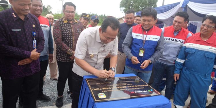 Bupati Muaro Jambi, Dr. Bambang Bayu Suseno Resmikan Jembatan Beton Camp Topo di Desa Sungai Gelam