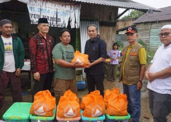 Wabup Muaro Jambi Junaidi H. Mahir Tinjau Sekaligus Beri Bantuan Korban Dampak Bencana Angin Puting Beliung