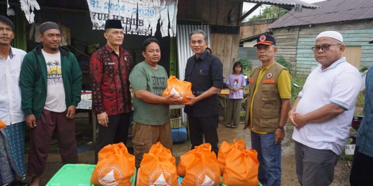Wabup Muaro Jambi Junaidi H. Mahir Tinjau Sekaligus Beri Bantuan Korban Dampak Bencana Angin Puting Beliung