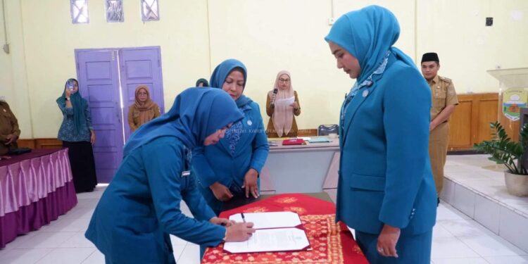 Ketua TP PKK Kabupaten Muaro Jambi Ny. Ririn Novianty Bambang Bayu Suseno Lantik Ketua TP PKK Kecamatan Maro Sebo