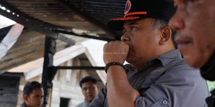 Sekda Muaro Jambi Budhi Hartono Berikan Bantuan Korban Kebakaran