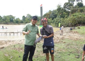 Bupati Muaro Jambi Bambang Bayu Suseno Resmi Membuka Kegiatan Tradisi Bekarang di Danau Gatal