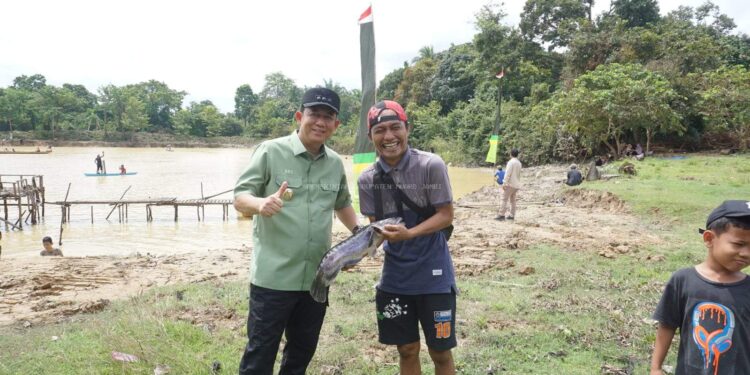 Bupati Muaro Jambi Bambang Bayu Suseno Resmi Membuka Kegiatan Tradisi Bekarang di Danau Gatal