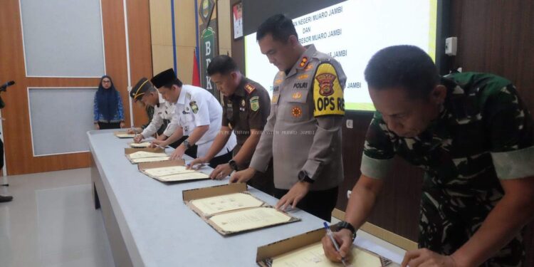 Bupati Muaro Jambi Bambang Bayu Suseno Pimpin Penandatanganan Nota Kesepakatan Pemkab dengan Empat Instansi