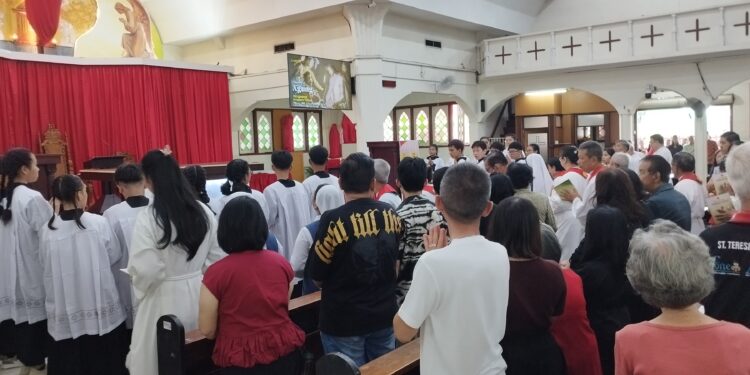 Keheningan dan Khidmat Warnai Perayaan Jumat Agung Gereja Santa Teresia Jambi