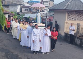 Sambut Bulan Maria Ratusan Umat Katolik Gereja Santa Teresia Jambi Ikuti Arakan Disertai Nyala Lilin