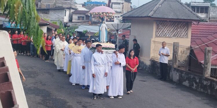 Sambut Bulan Maria Ratusan Umat Katolik Gereja Santa Teresia Jambi Ikuti Arakan Disertai Nyala Lilin
