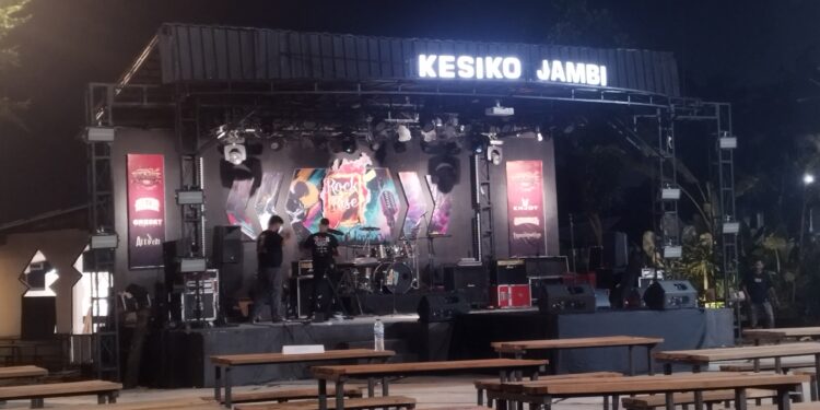 Persiapan Rock Rice Vol. 6 Matang, Panggung Siap dan Cek Sound Berlangsung di KESIKO Sosial Space